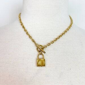 BOUTIQUE GOLD TONE CHUNKY TOGGLE CLASP WITH LOCK CHARM 17”